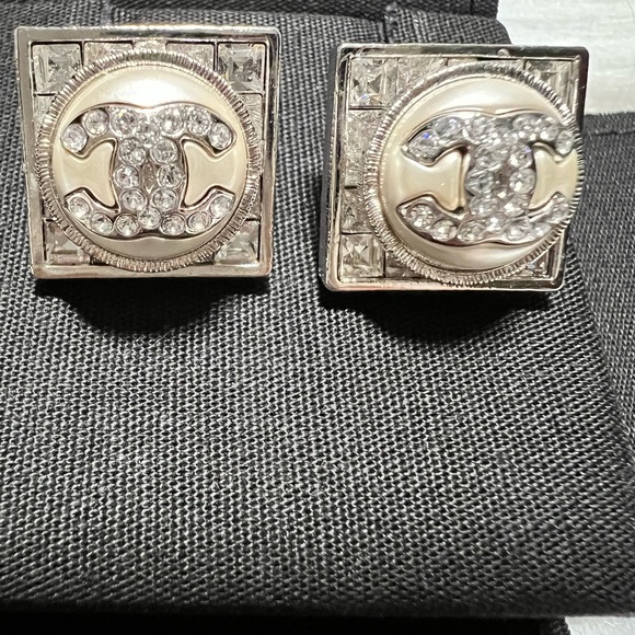 CHANEL Stud Earrings-Authentic Silver/Crystal & Pearly White(.75”x.75”x.5”) NIB - Picture 5 of 17